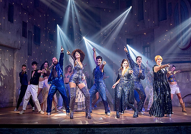Las lentejuelas reinan en el musical 'Mamma mia!'