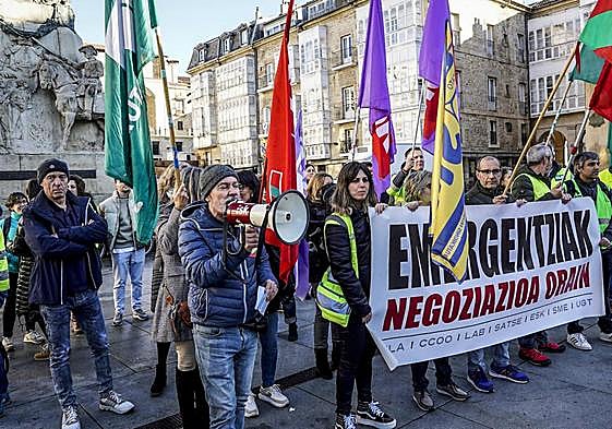 Concentración de trabajadores de Emergencias en la plaza de la Virgen Blanca.