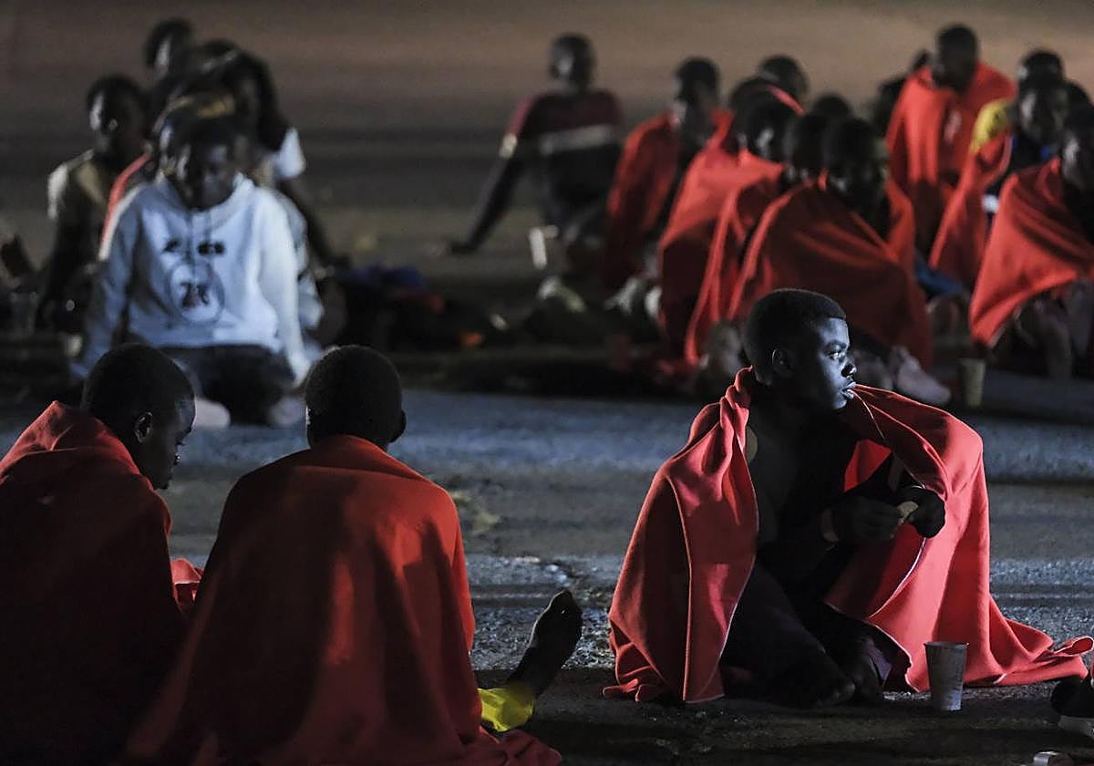Inmigrantes recién llegados en patera a las Islas Canarias.