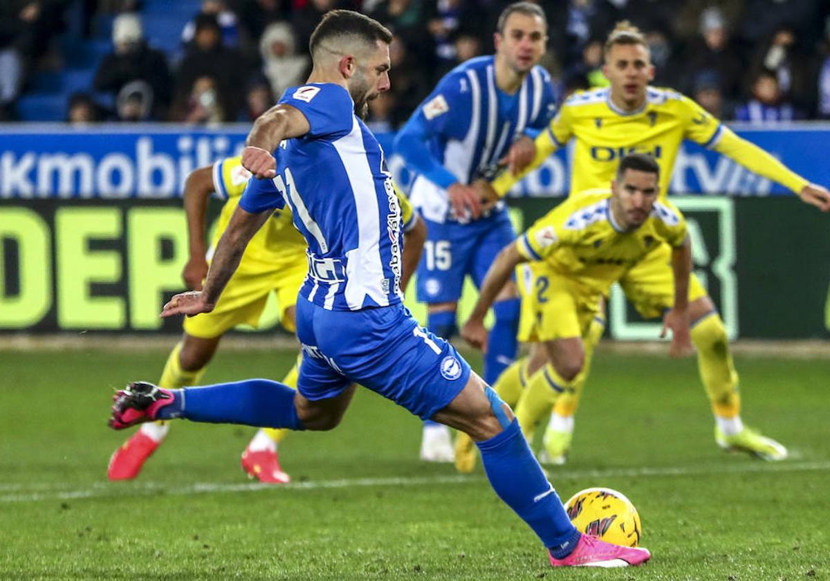 Rioja se dispone a lanzar el penalti que dio el triunfo al Alavés contra el Cádiz.