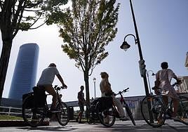 Personas en bicicleta en Bilbao.