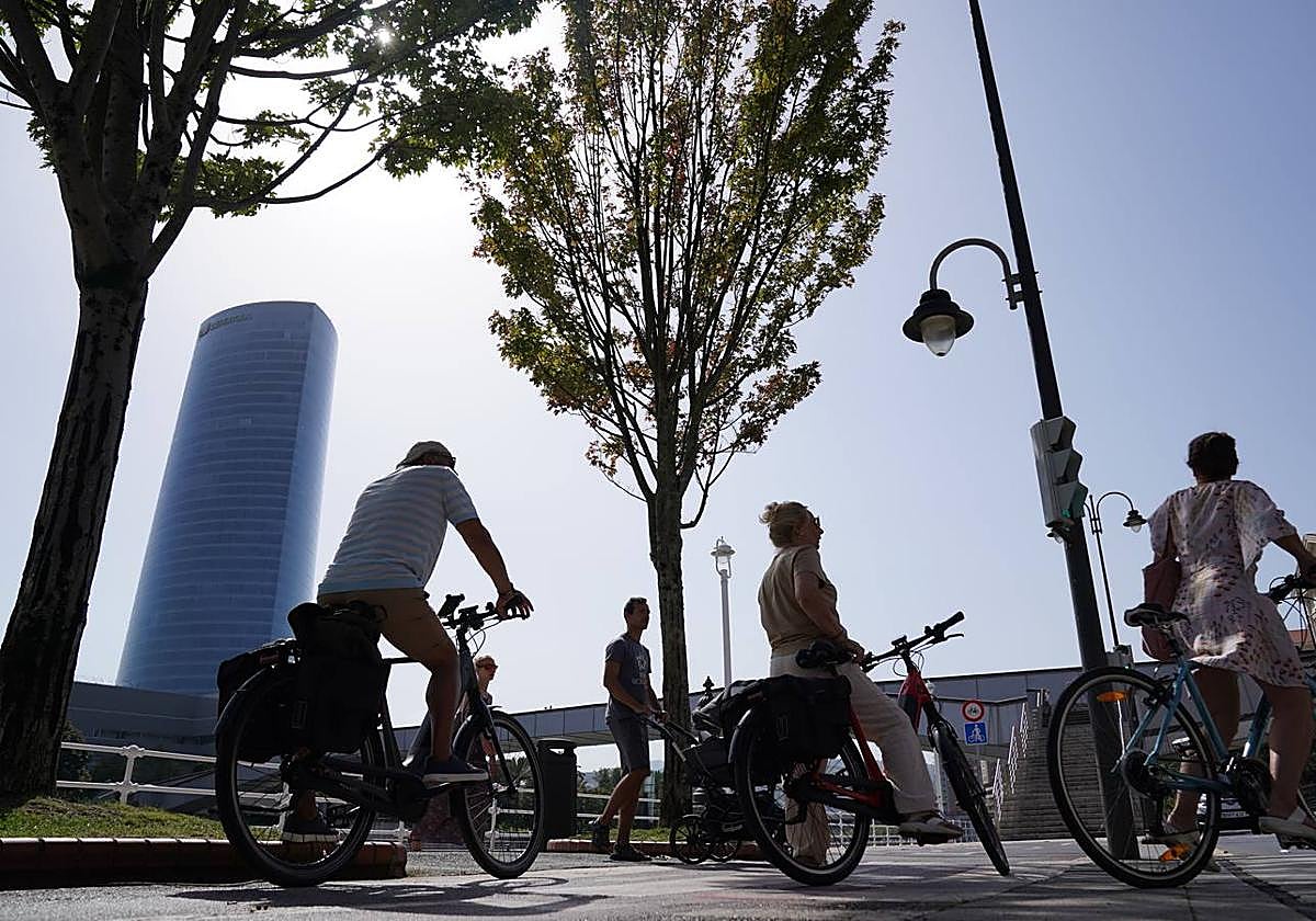 Personas en bicicleta en Bilbao.
