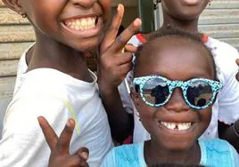 Los niños de Senegal podrán utilizar estas gafas para mejorar su visión.