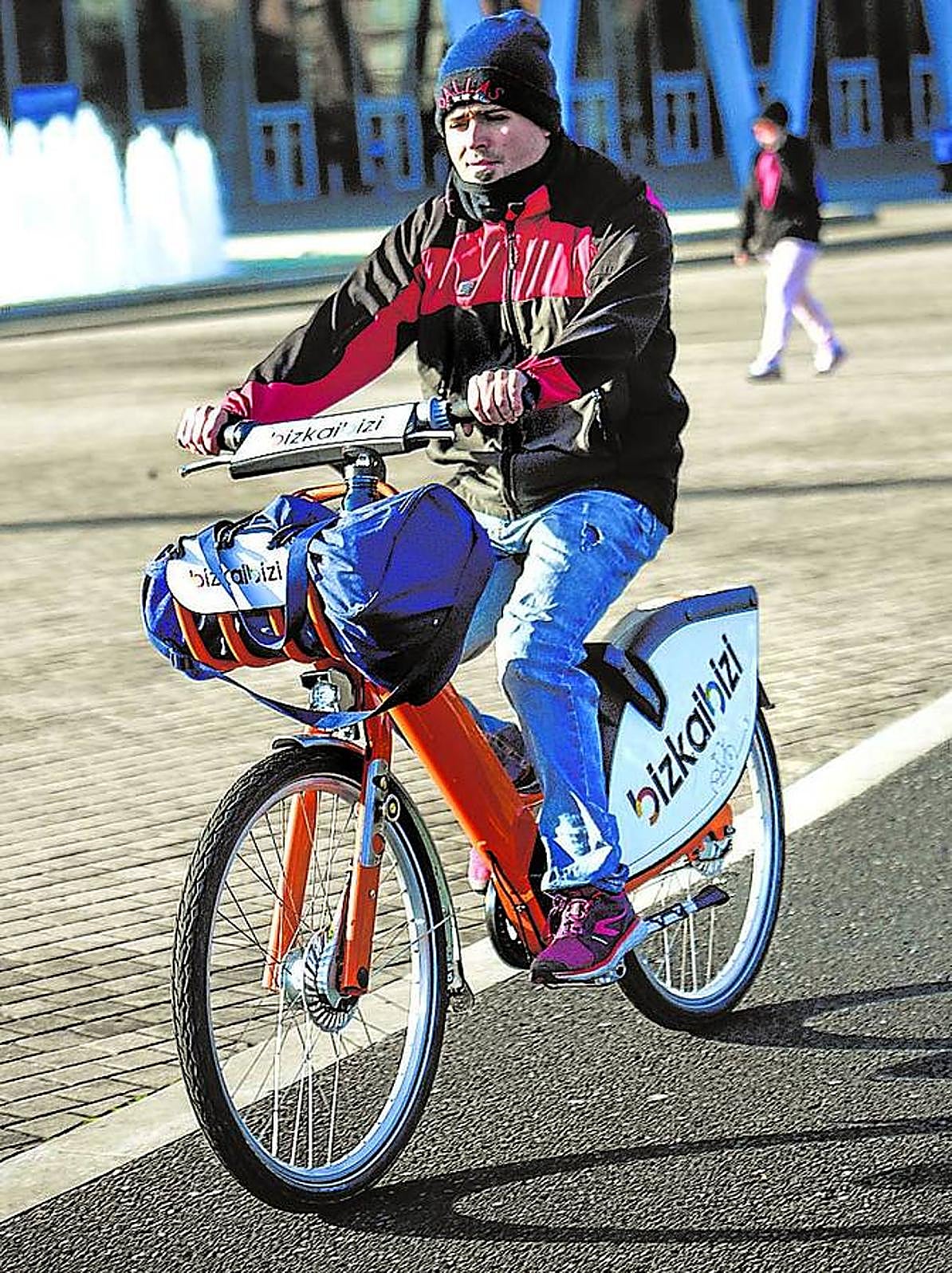 Un usuario sobre una 'Bizkaibizi'.