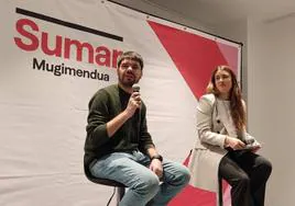 Lander Martínez y Alba García, durante un acto de Sumar Mugimendua en Bilbao.