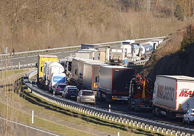 El accidente ha provocado retenciones en la AP-1, en sentido Vitoria.