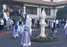 El acto de celebración ha comenzado con un aurresku de honor ante decenas de personas.