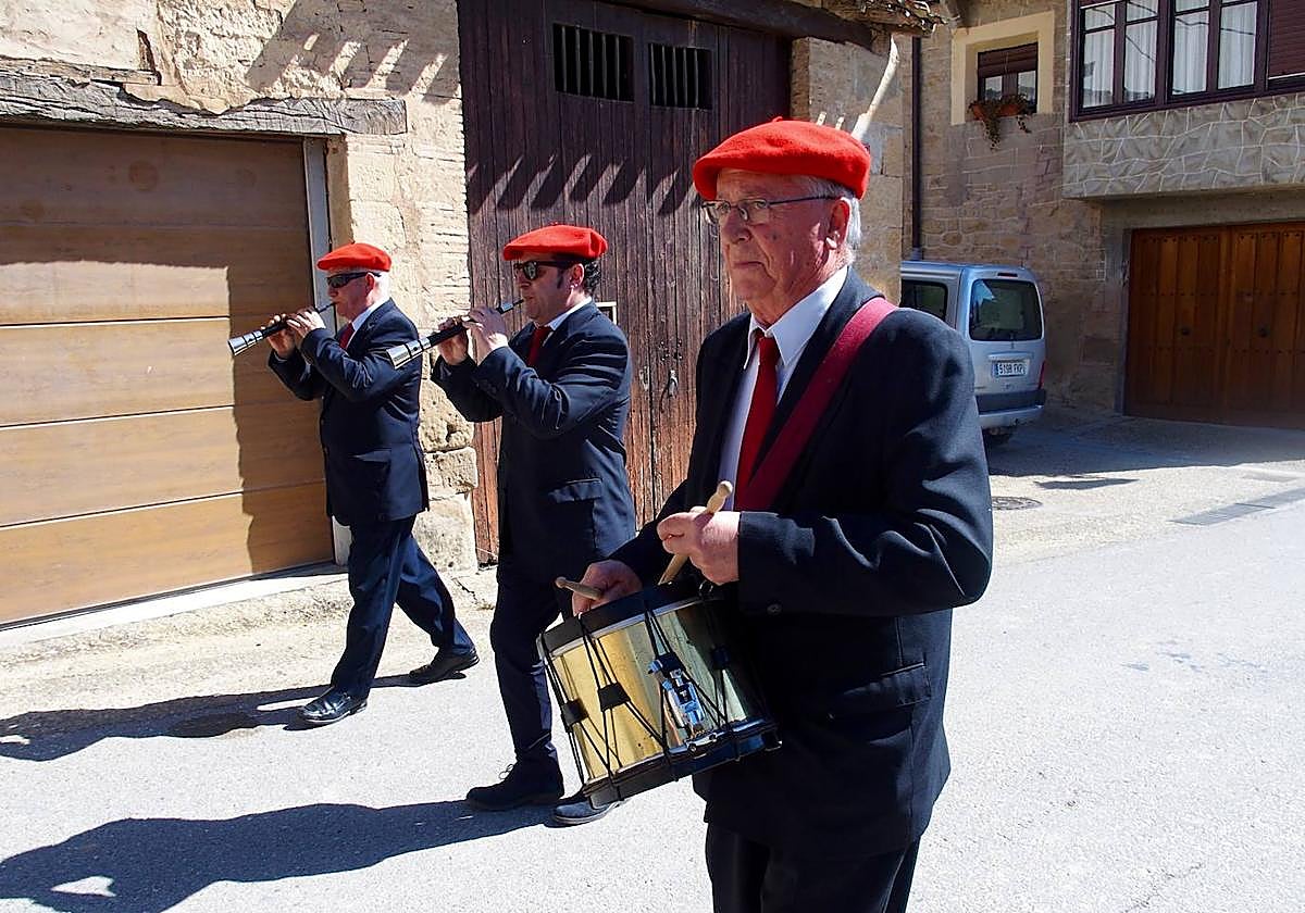 os gaiteros de Elciego, Juan Carlos y Juantxu Gómez Palacios, con el tambor José Luis Gallego, 'Caracol'.