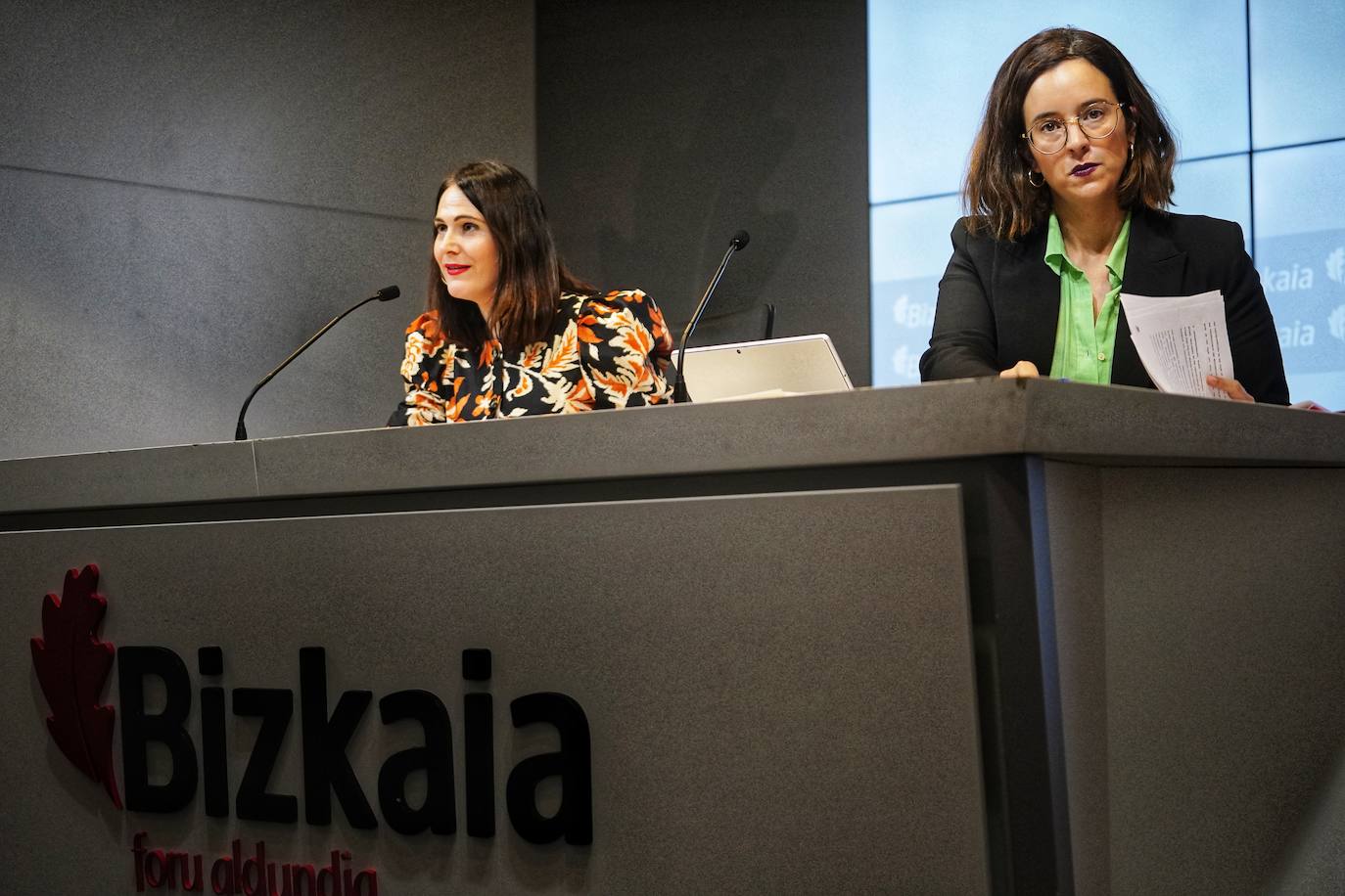 En primer plano la diputada de Hacienda de Bizkaia, Itxaso Berrojalbiz, en al presentación del plan de lucha contra el fraude fiscal.