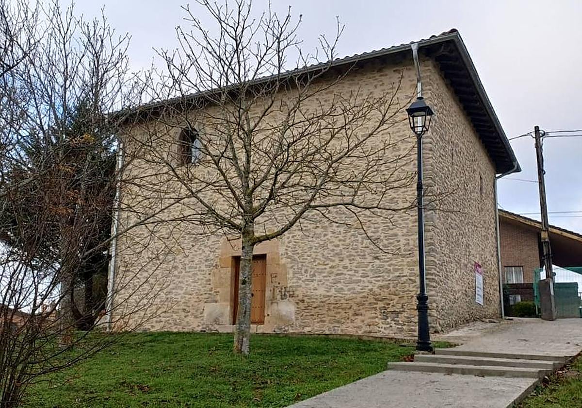 La ermita San Esteban de Etxabarri Ibiña luce restaurada