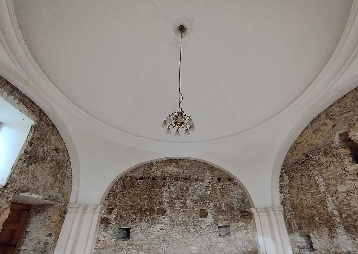 Imagen secundaria 1 - La ermita San Esteban de Etxabarri Ibiña luce restaurada