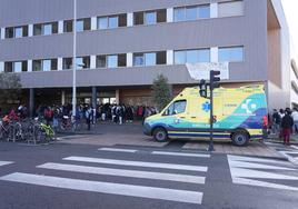 Una ambulancia, en el exterior del instituto de Zabalgana, en Vitoria.