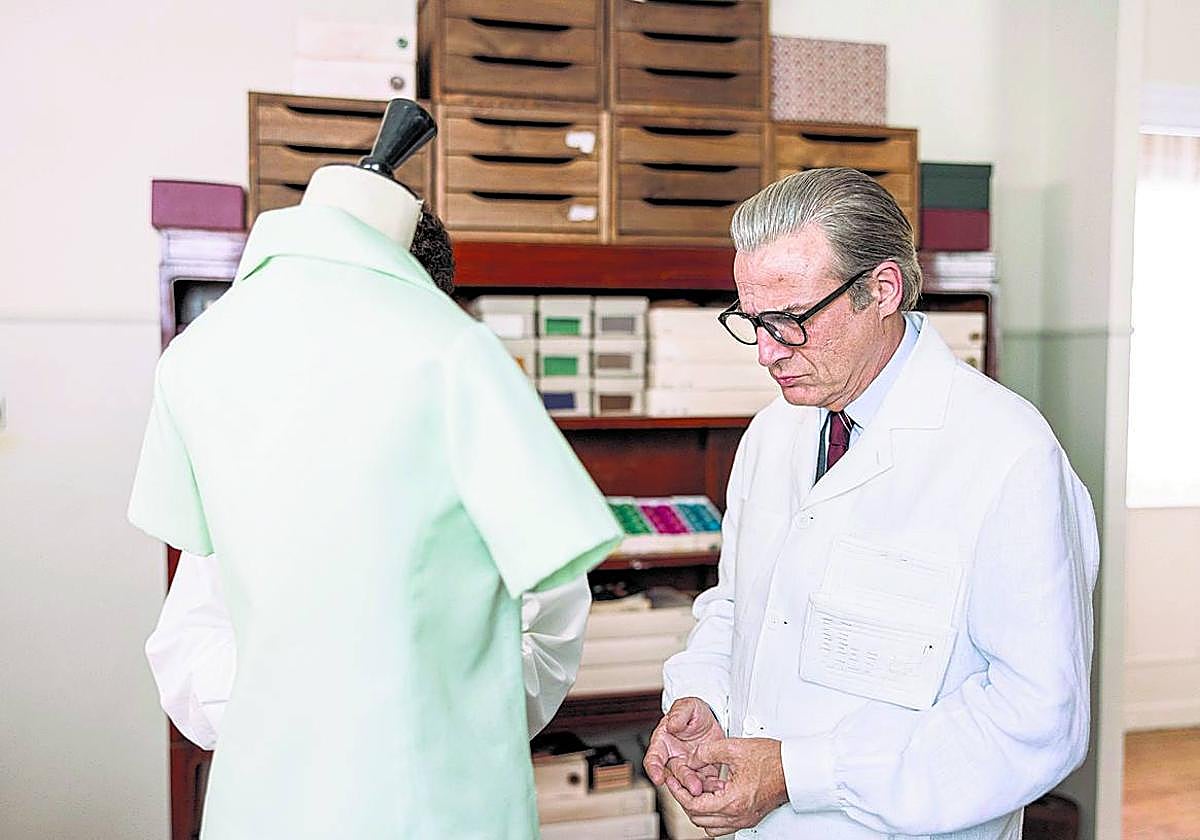 Alberto San Juan expresa con destreza el carácter atormentado de Balenciaga.