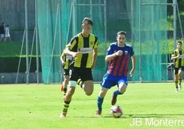 Asier Hierro en el Basconia en un partido frente al Derio.