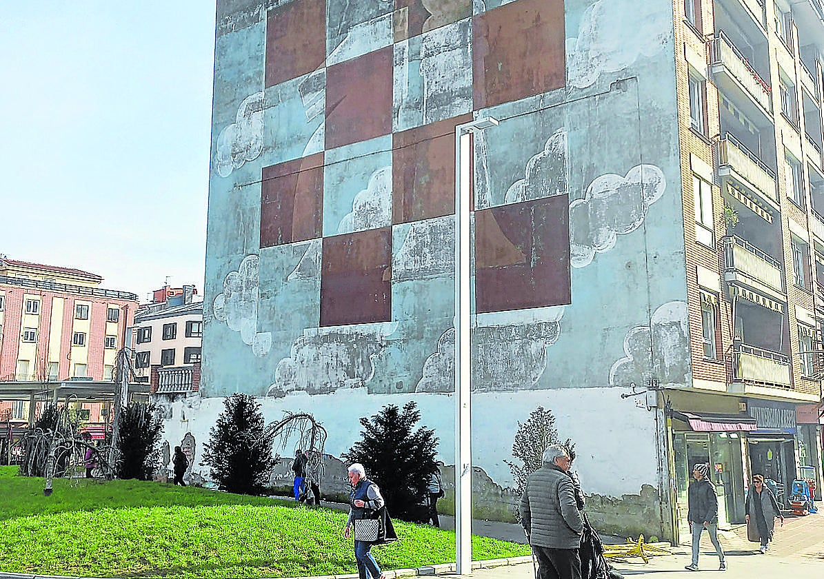 Los vecinos llaman a la plaza cariñosamente como la de la Ajedrez por el mural.