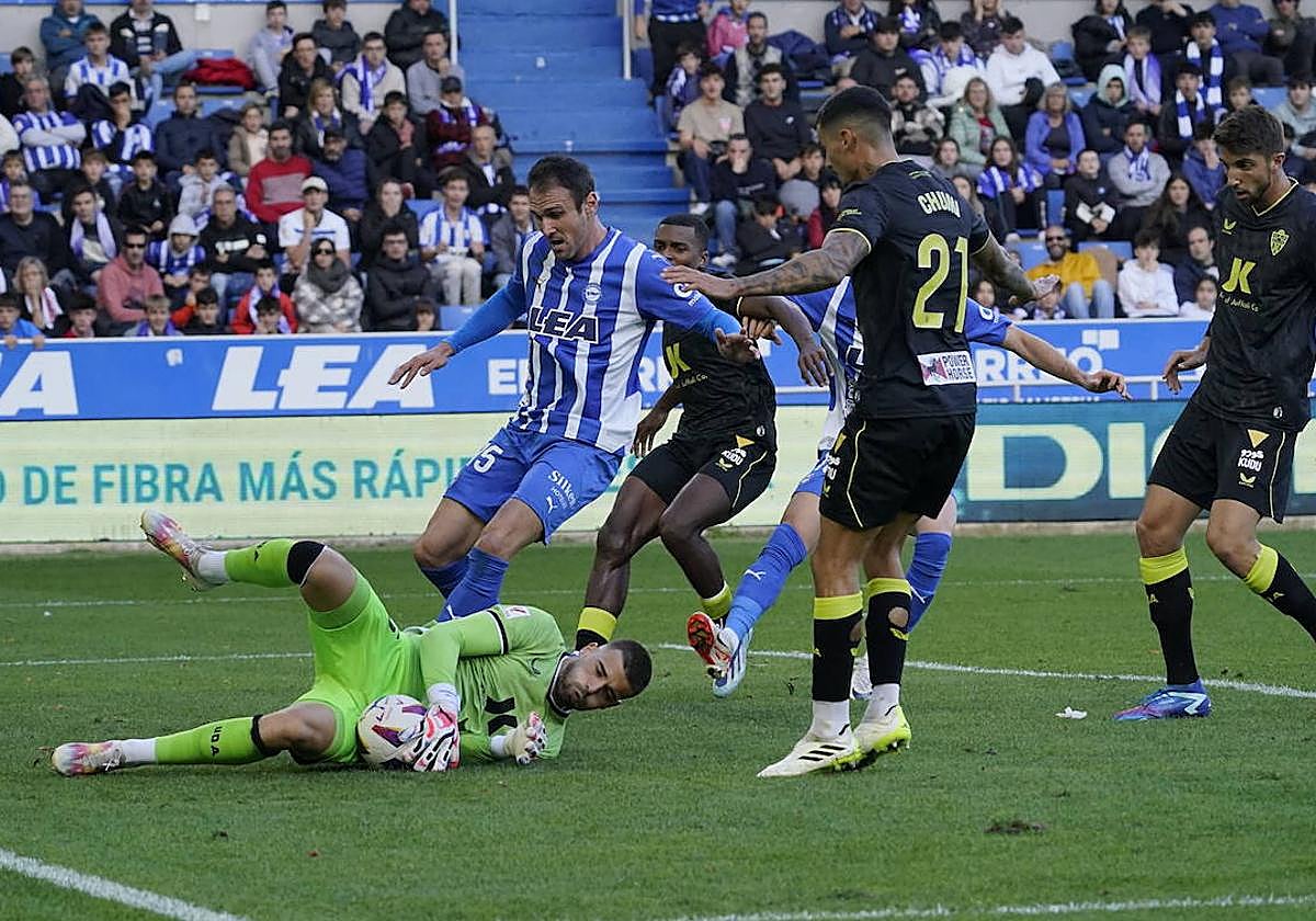 Kike se topa con Maximiano en el partido de la primera vuelta ante el Almería.