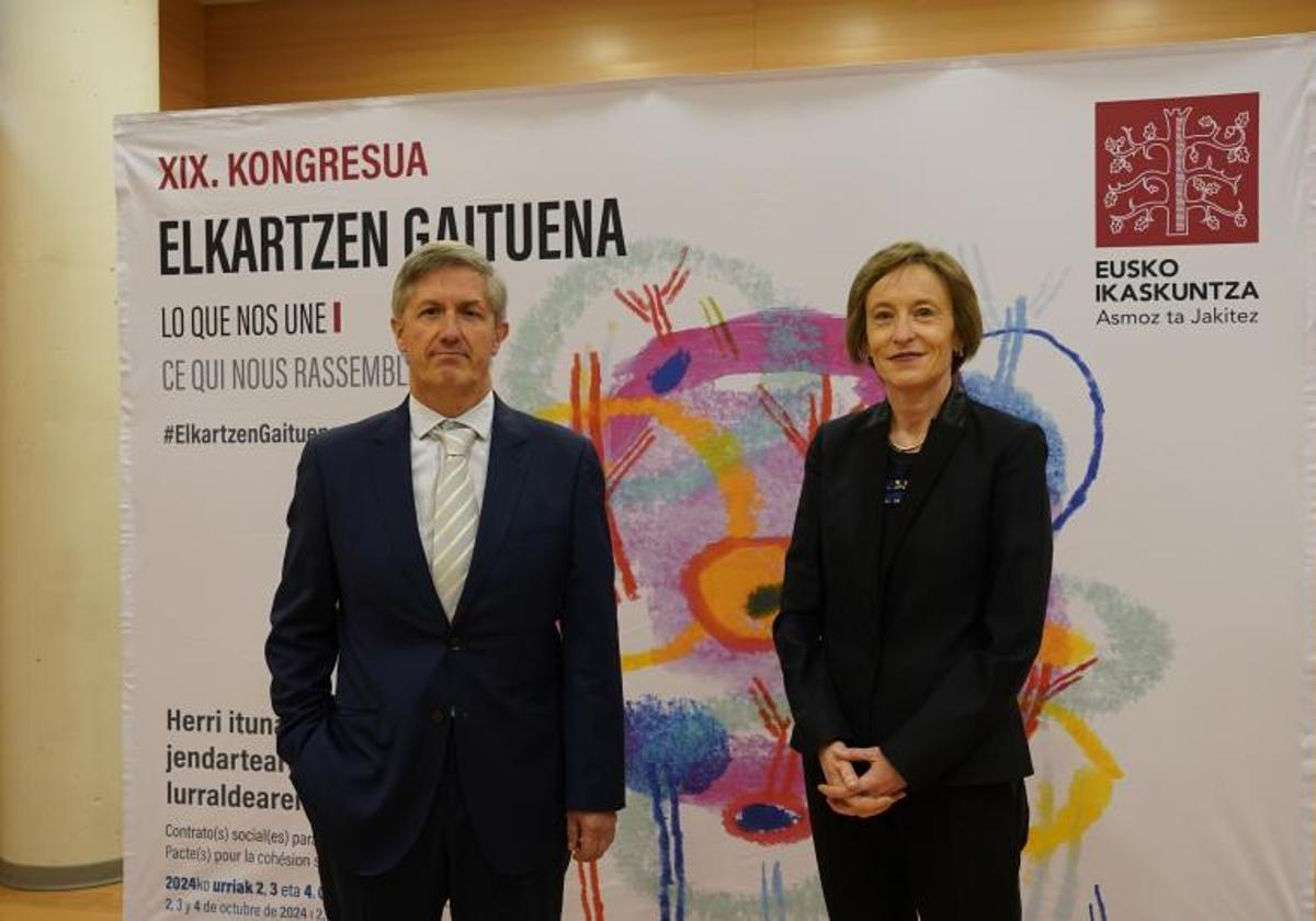 Patxi Juaristi eta Ana Urkiza, ostiraleko prentsaurrekoan.