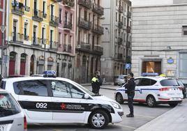 Coche de la Policía Municipal con el teléfono de urgencias.