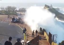 Una ola arrolla a varias personas en Biarritz