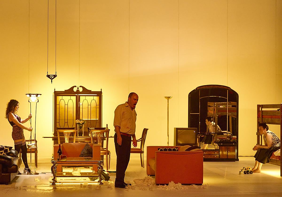 Escena de la representación de la ópera 'Orgia', del compositor catalán Hèctor Parra, con dirección de escena de Calixto Bieito.