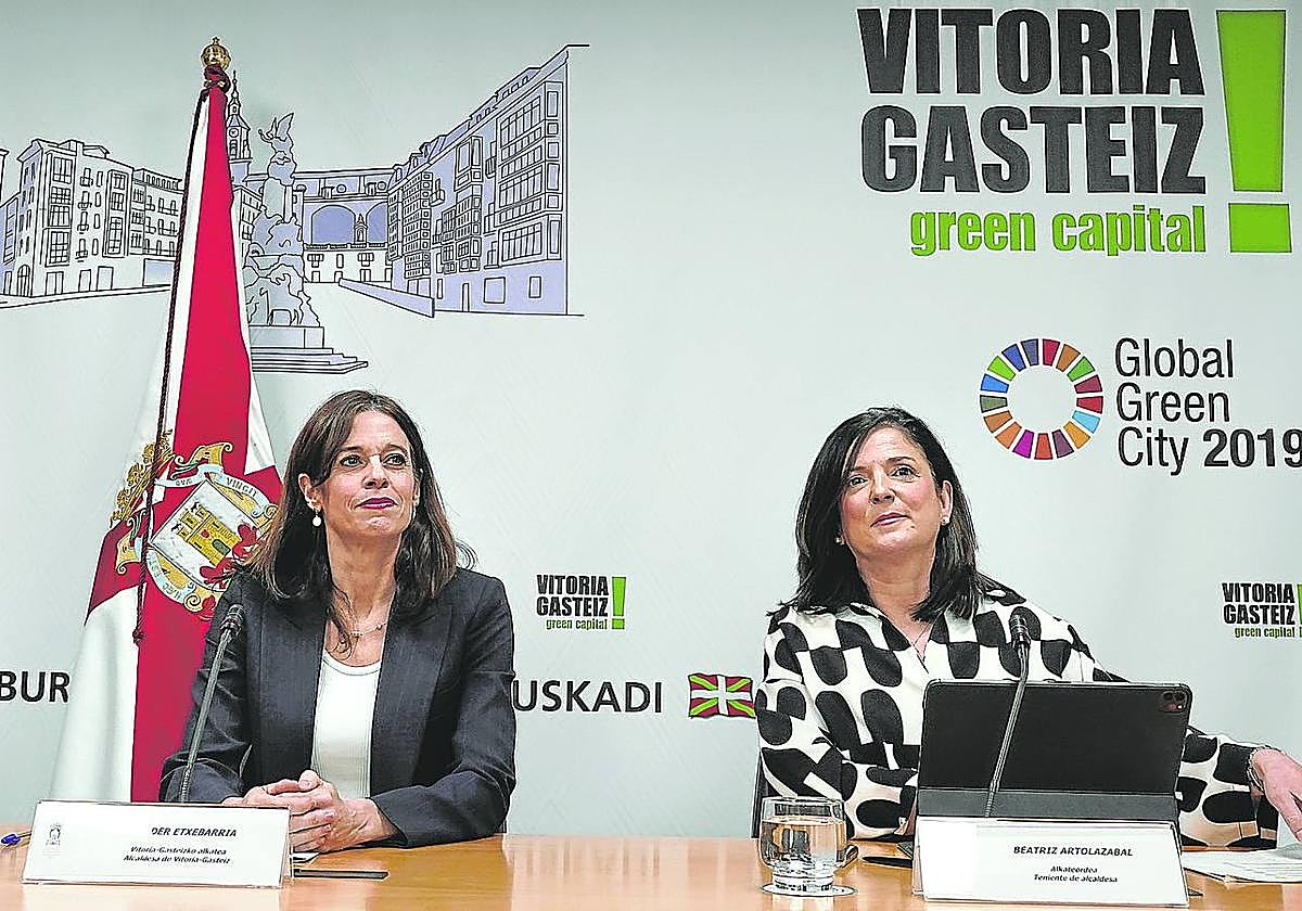La alcaldesa de Vitoria, Maider Etxebarria; y la teniente de alcalde, Beatriz Artolazabal, explican, ayer, el acuerdo presupuestario con Bildu.