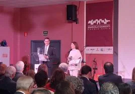 Sergio Fernández, gerente de Teknia Bilbao, y Mercedes Tabar, su directora de Recursos Humanos, con el premio.