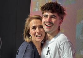 Martín junto a su madre en la firma de discos de OT.