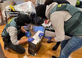 Agentes durante una de las inspecciones.