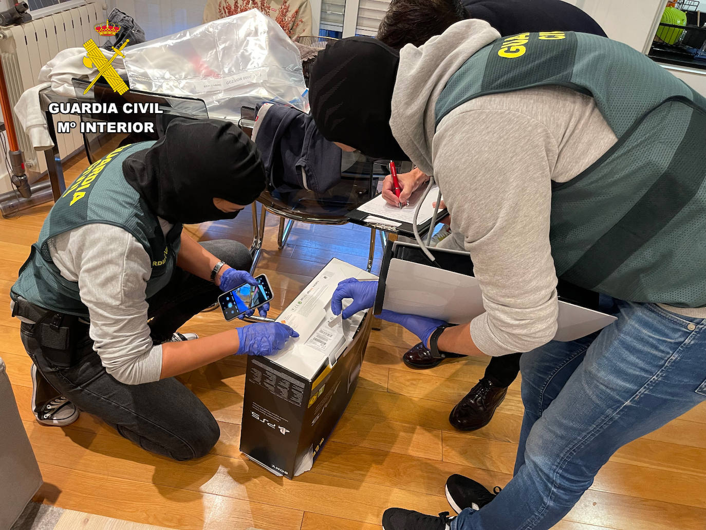 Agentes durante una de las inspecciones.