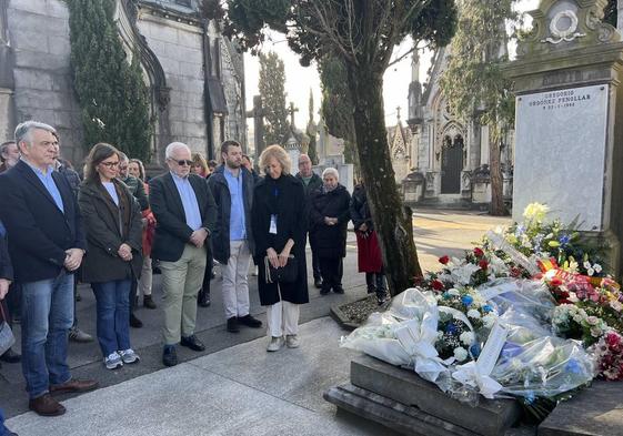 Los populares vascos han realizado este sábado una ofrenda floral ante la tumba de Gregorio Ordóñez en San Sebastián.