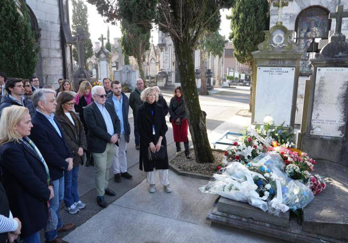 Los populares vascos han realizado este sábado una ofrenda floral ante la tumba de Gregorio Ordóñez en San Sebastián.