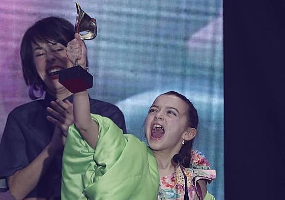 La actriz Sofía Otero sostiene el premio Feroz.