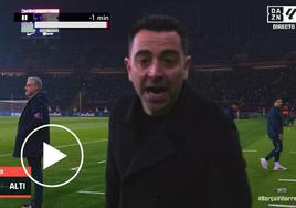 Munuera Montero muestra la tarjeta amarilla a Xavi.