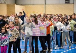 Las comparsas llevan más de una semana aprendiéndose los pasos de baile para el gran desfile que tendrá lugar el sábado 10 de febrero a las 18.00 horas.