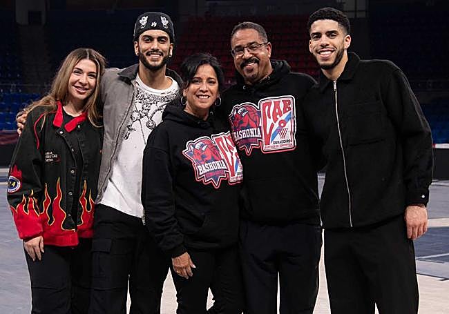 Markus Howard, con su esposa, y su hermano Jordan posan juntos con sus padres al final del partido.
