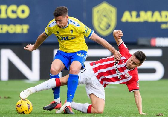 Ander Herrera pugna con Alcaraz por un balón.