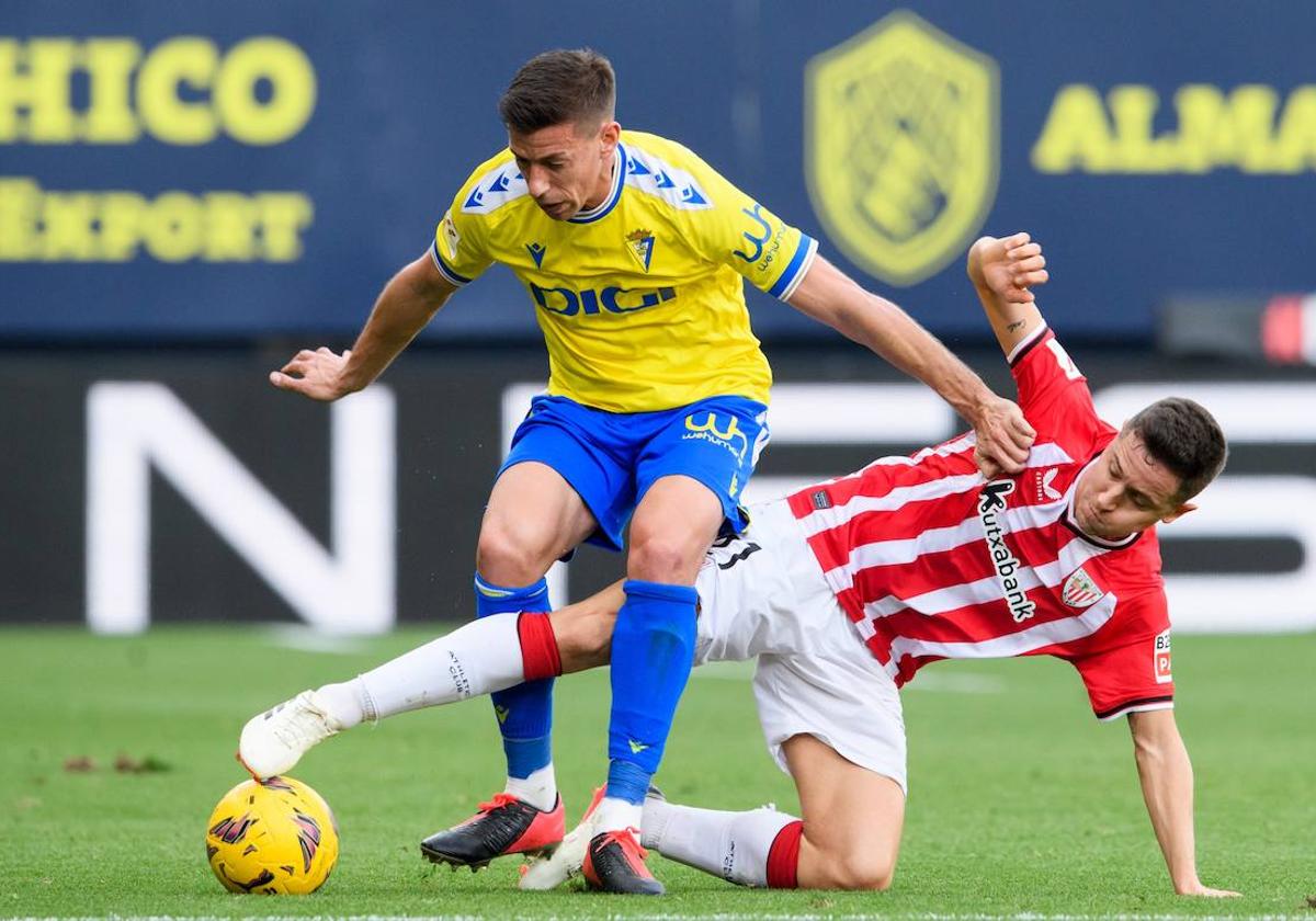 Ander Herrera pugna con Alcaraz por un balón.