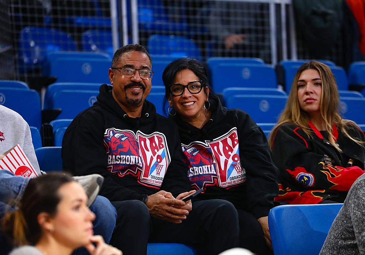 Los padres de Markus y Jordan Howard han visto jugar este domingo a sus hijos junto a Peighton, esposa del astro del Baskonia.