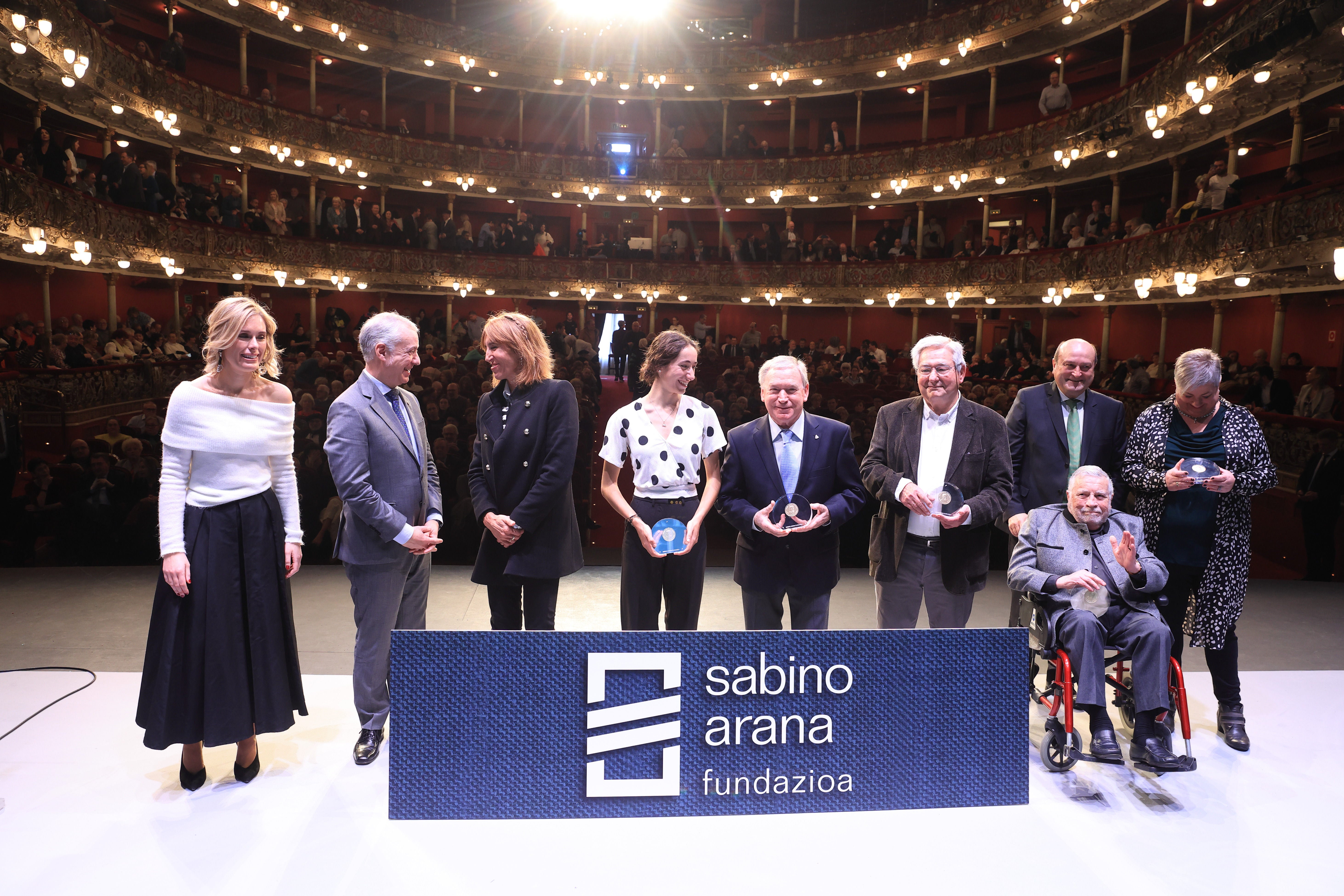 Los premiados posan en el escenario del Arriaga, junto al lehendakari, Iñigo Urkullu; Andoni Ortuzar, presidente del Euzkadi Buru Batzar y Mireia Zarate, presidenta de la Fundación Sabino Arana.