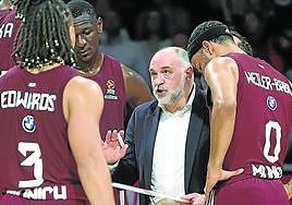 Pablo Laso se dirige a sus jugadores durante un tiempo muerto.