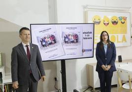 El consejero de Educación, Jokin Bildarratz, y la viceconsejera Begoña Pedrosa han presentado este lunes la campaña de matriculación en el centro público Gurutzeta.