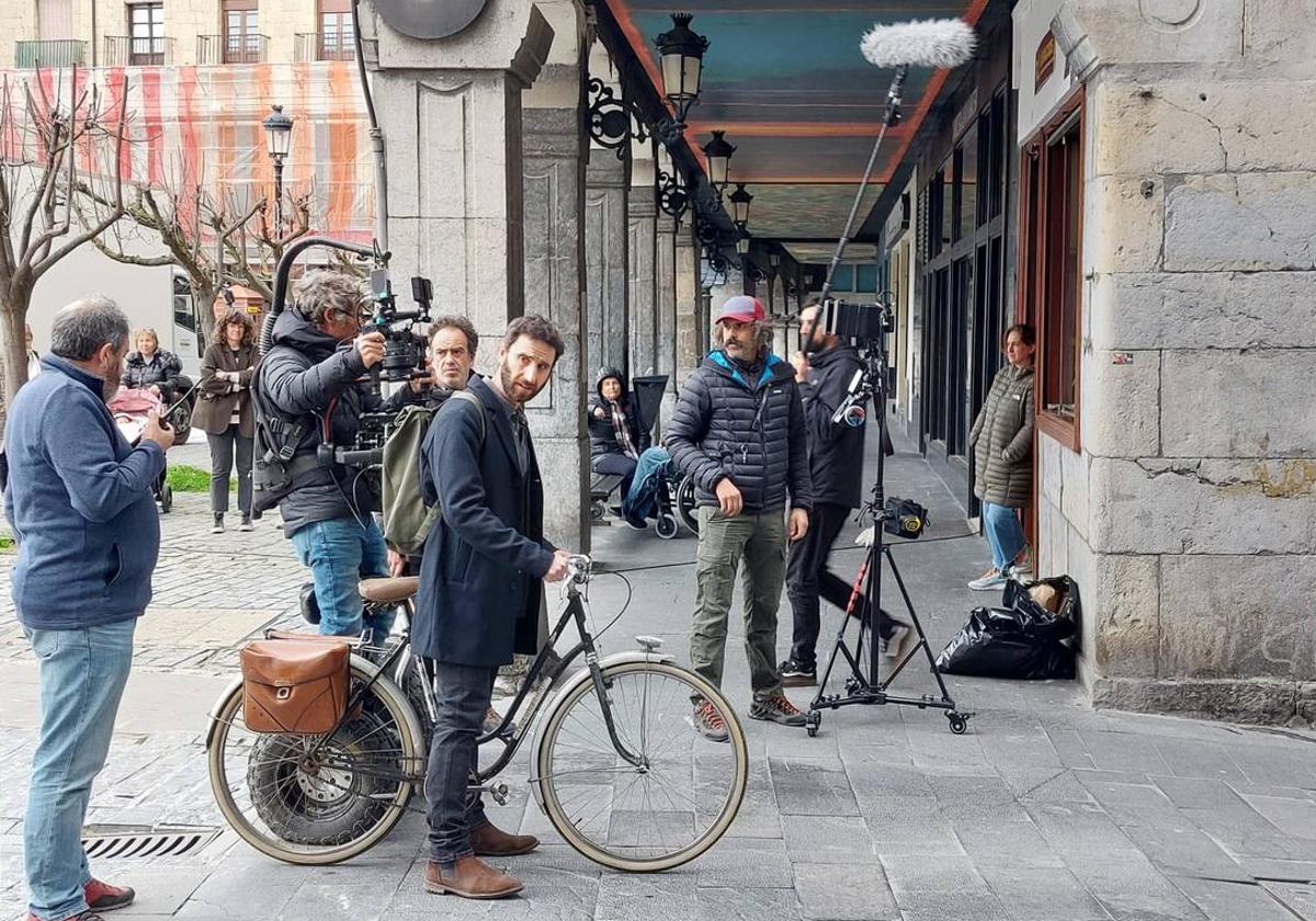 Dani Rovira rueda en Orduña la película 'El bus de la vida'.