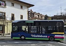 El servicio Galdabusa a su paso por el ayuntamiento.