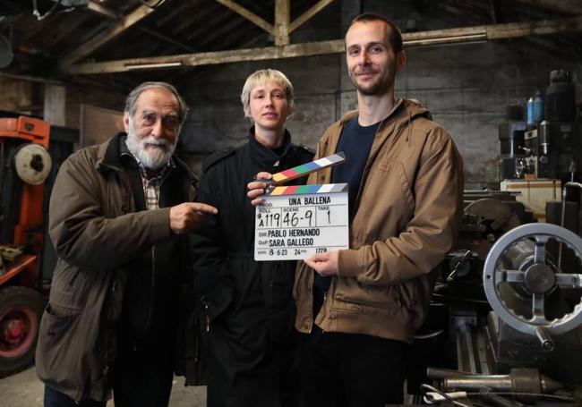 Ramón Barea e Ingrid García-Jonson junto al director Pablo Hernando en el rodaje de 'Una ballena'.