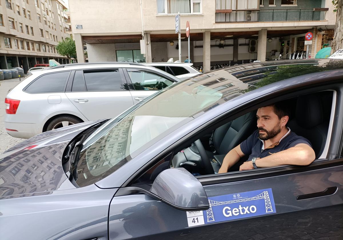 Un taxista espera en la parada de Las Arenas.