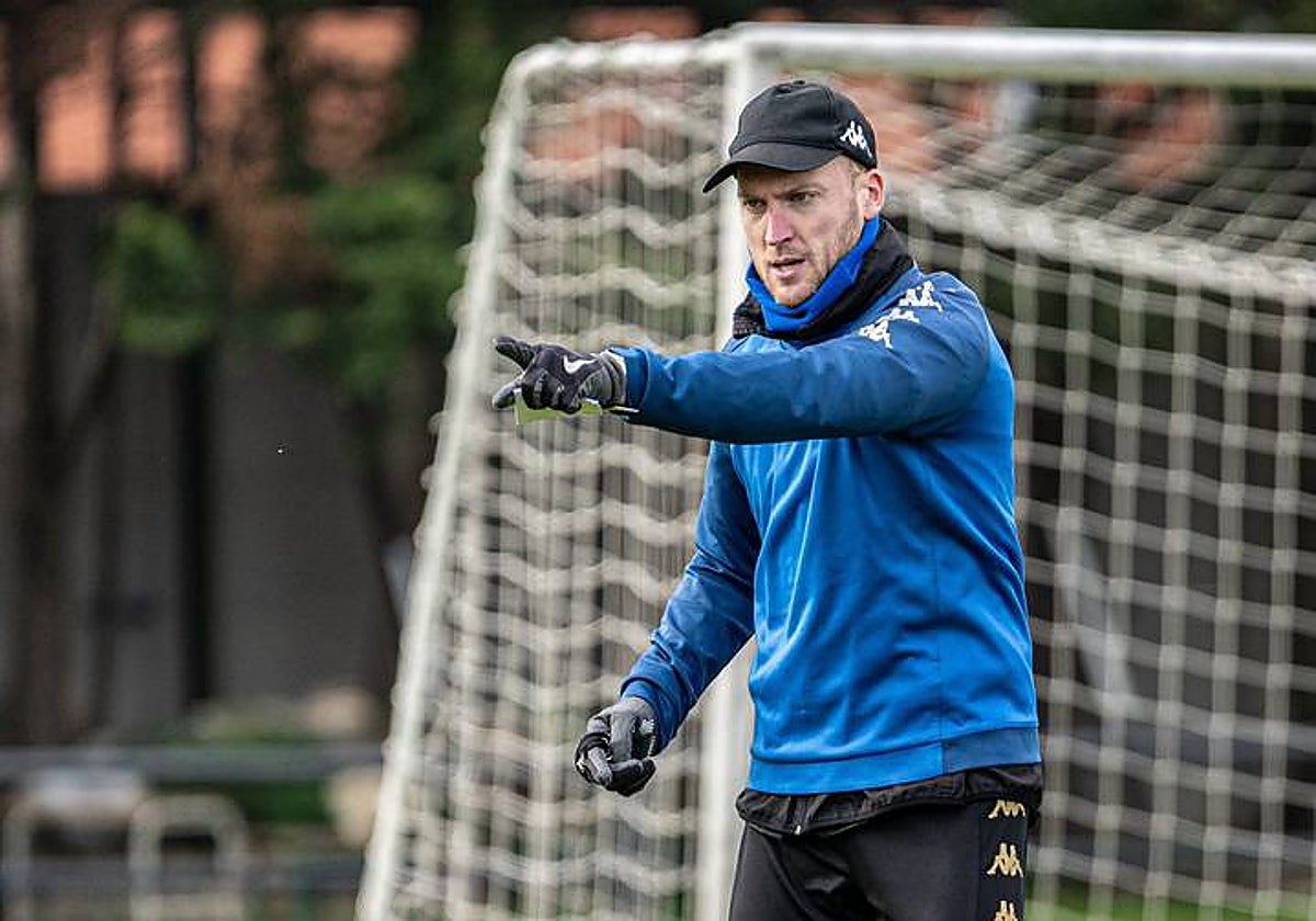 Iván Franco durante un entrenamiento del Portugalete.
