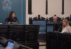 La portavoz del PP en el Consistorio, durante su intervención ante la alcaldesa y el concejal de Hacienda.