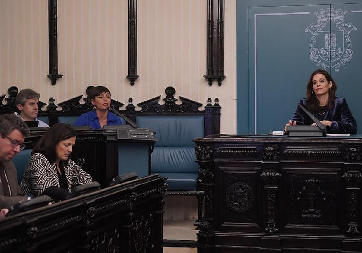 La alcaldesa de Vitoria, Maider Etxebarria, durante la intervención de la portavoz de EH Bildu, Rocío Vitero.