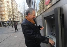Un hombre se dispone a sacar dinero de un cajero automático.