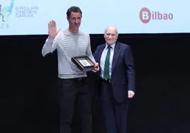 Ibon Oregi recoge el premio EL CORREO de manos del director general de BBK, Gorka Martínez.